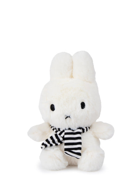 24182024_Miffy_Winter_sitting_